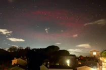 Quầng sáng bí ẩn giống UFO xuất hiện trên bầu trời Italy