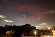 Quầng sáng bí ẩn giống UFO xuất hiện trên bầu trời Italy