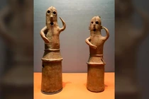 Hai bức tượng Haniwa kỳ lạ từ thời kỳ Kofun gây chú ý