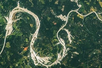 Bức ảnh ngoạn mục từ không gian: Sông Alabama như con rồng vàng huyền bí