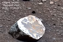 Bắt gặp đá trắng lạ trên sao Hỏa, nghi dấu vết mưa cổ