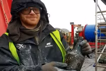 Thợ lặn trục vớt 900 chai rượu cổ 100 năm tuổi dưới xác tàu đắm