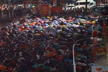 Người dân đội mưa chờ xem Tổng duyệt diễu binh, diễu hành