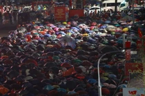 Người dân đội mưa chờ xem Tổng duyệt diễu binh, diễu hành