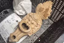 Phát hiện đèn dầu 1.900 năm tuổi trong nghĩa trang La Mã cổ