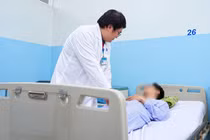 Hai nam thanh niên thoát khỏi xoắn tinh hoàn nhờ cấp cứu kịp thời