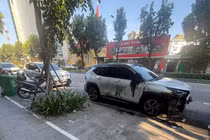 Xe ô tô bị phá hoại khi đang đỗ trên đường ở Huế