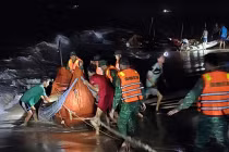 Ứng cứu 5 thuyền cá bị sóng đánh chìm ở Quảng Trị
