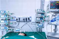 Bé trai 2 tuổi nguy kịch do biến chứng bệnh tay chân miệng