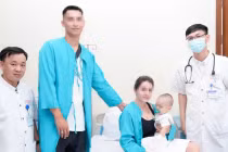 Gắp thành công kim băng sắc nhọn trong thực quản bệnh nhi người Kazakhstan