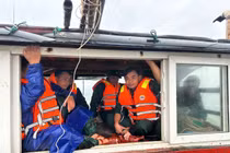 Hà Tĩnh nỗ lực tìm kiếm 2 ngư dân mất tích do chìm tàu
