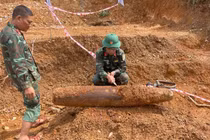 Phát hiện bom khủng khi làm nghĩa trang ở Hà Tĩnh