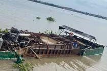 Bắt quả tang tàu khai thác cát trái phép trên sông Tiền