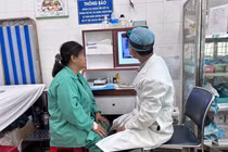Nội soi lấy dị vật xương cá hình chữ T trong khí quản người phụ nữ