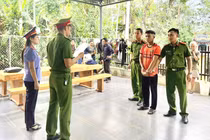 Khởi tố nam thanh niên vô cớ đánh người ở quán nhậu