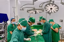 Cứu sống trẻ sơ sinh bị hở thành bụng, quai ruột lộ ra ngoài