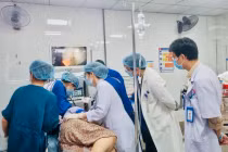 Gắp thành công mảnh xương đâm xuyên thành thực quản cụ bà