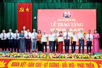 Phó Thủ tướng Chính phủ Phạm Gia Túc trao Huy hiệu Đảng tại Hà Tĩnh