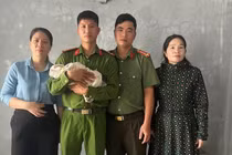 Bé trai sơ sinh 3 ngày tuổi bị bỏ rơi trong chùa ở Quảng Trị