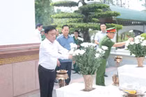 Thường trực Ban Bí thư Trần Cẩm Tú dâng hương tưởng niệm tại Ngã ba Đồng Lộc