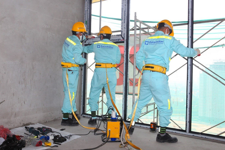 Thí sinh tranh tài ở hạng mục Lắp đặt cửa nhôm kính.