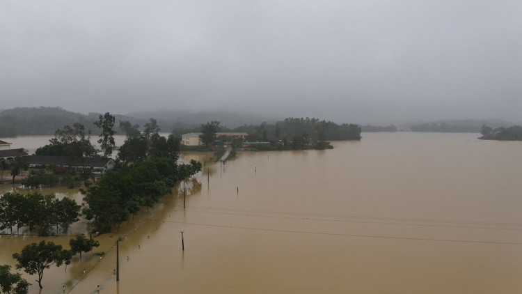 Toàn cảnh vùng rốn lũ huyện nghèo Thanh Chương nhìn từ Flycam - 4