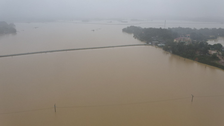 Toàn cảnh vùng rốn lũ huyện nghèo Thanh Chương nhìn từ Flycam - 5