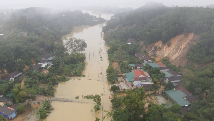 Toàn cảnh vùng rốn lũ huyện nghèo Thanh Chương nhìn từ Flycam - 12