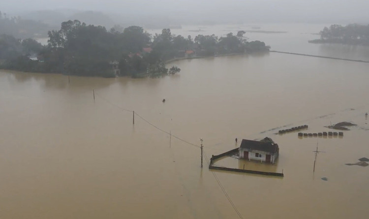 Toàn cảnh vùng rốn lũ huyện nghèo Thanh Chương nhìn từ Flycam - 25