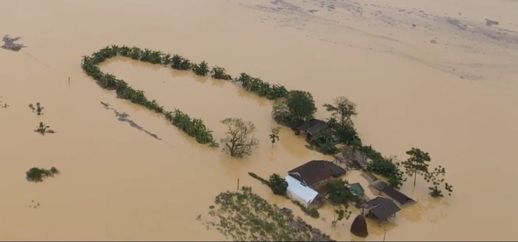 Toàn cảnh vùng rốn lũ huyện nghèo Thanh Chương nhìn từ Flycam - 21