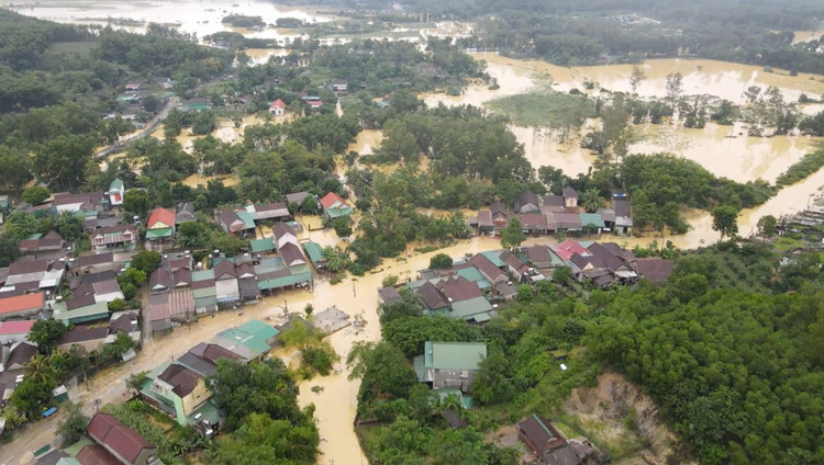 Toàn cảnh vùng rốn lũ huyện nghèo Thanh Chương nhìn từ Flycam - 6