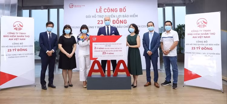 Đại diện Ban Giám đốc AIA tại Buổi Công bố Gói hỗ trợ Tài chính cho các y bác sĩ tuyến đầu chống dịch bệnh Covid-19.