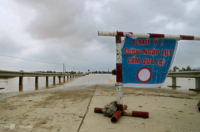 Nhà chức trách cắm biển cấm qua lại ở phía đầu điểm ngập. Ảnh: Đức Hùng