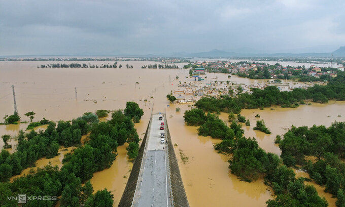 Tỉnh lộ 564 đoạn qua xã Tân Ninh bị ngập, chiều 10/10. Ảnh: Đức Hùng