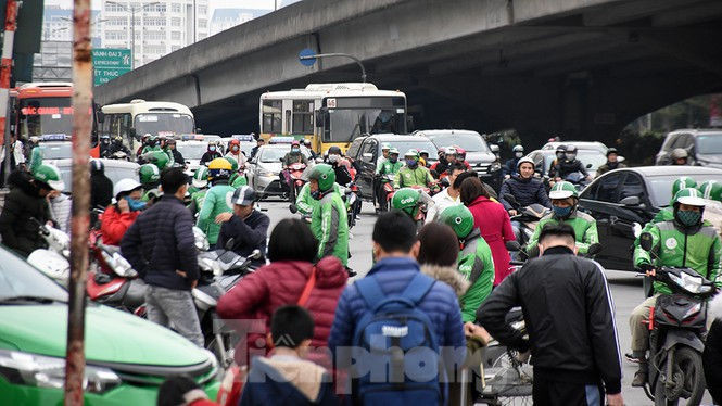 Người dân ùn ùn quay lại Thủ đô sau một tuần nghỉ Tết - ảnh 4