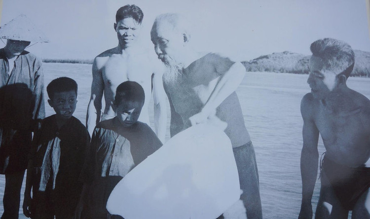 Hinh anh Bac Ho keo luoi o Sam Son 60 nam truoc hinh anh 2 