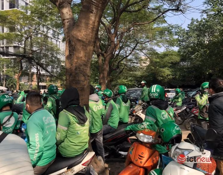 Vay 500 triệu mua xe cày Grab: Vỡ mộng thu nhập 30 triệu/tháng
