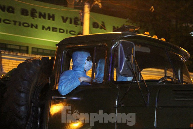 Quân khu 5 phun khử trùng 2 bệnh viện bị phong tỏa - ảnh 11