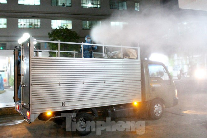 Quân khu 5 phun khử trùng 2 bệnh viện bị phong tỏa - ảnh 6