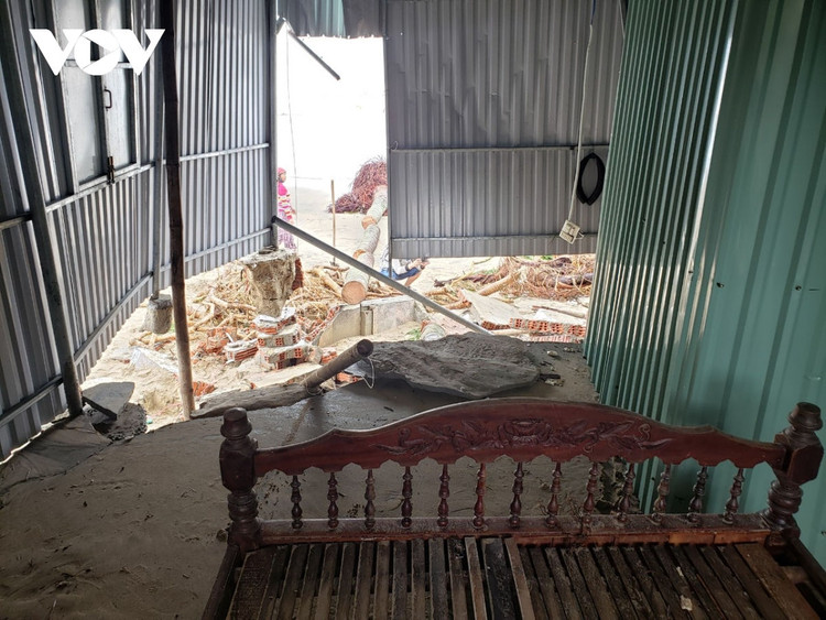 Cập nhật: Bão số 13 cuốn bay mái trường học, "nhổ" bật gốc cây, cuốn trôi nhà dân ảnh 11