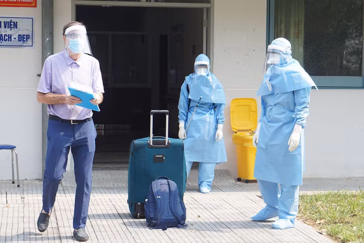 Bệnh nhân người Anh chuẩn bị xuất viện. Ảnh: Thanh Xuân