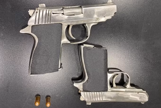 2 khẩu súng K59 do Trần Quốc Tân sản xuất chưa kịp mang đi tiêu thị bị công an thu giữ. Ảnh: Công an Hải Phòng cung cấp