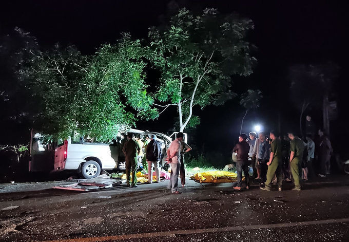 Hiện trường tai nạn 8 người chết rạng sáng 21/7. Ảnh: Nguyễn Quốc.