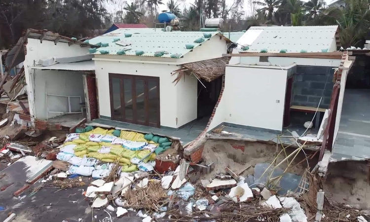 Quán hàng ven biển Hội An bị cuốn trôi