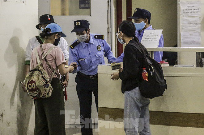 Lấy 3 tòa nhà làm khu cách ly, sinh viên ở Mỹ Đình di dời trong đêm - ảnh 3