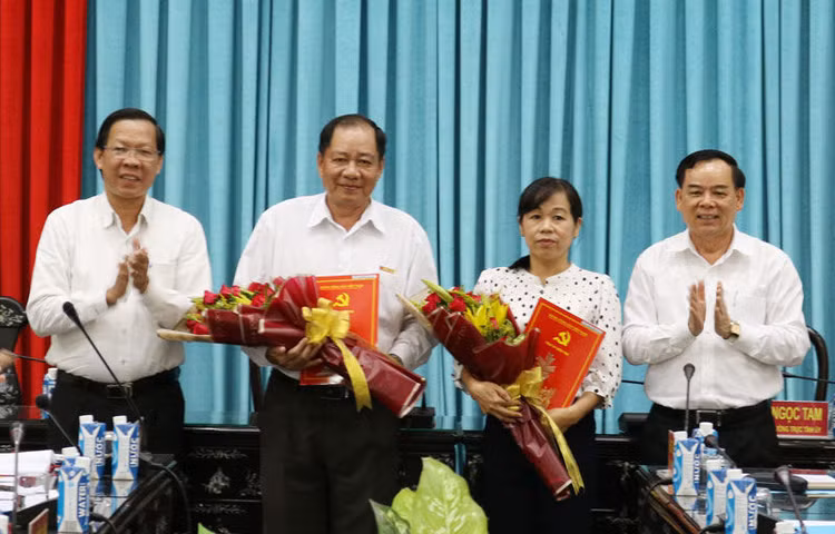 Đồng chí Phan Văn Mãi, Bí thư Tỉnh ủy Bến Tre cùng đồng chí Trần Ngọc Tam, Phó Bí thư Thường trực Tỉnh ủy Bến Tre trao quyết định và chúc mừng đồng chí Lê Thanh Vân và La Thị Thúy.