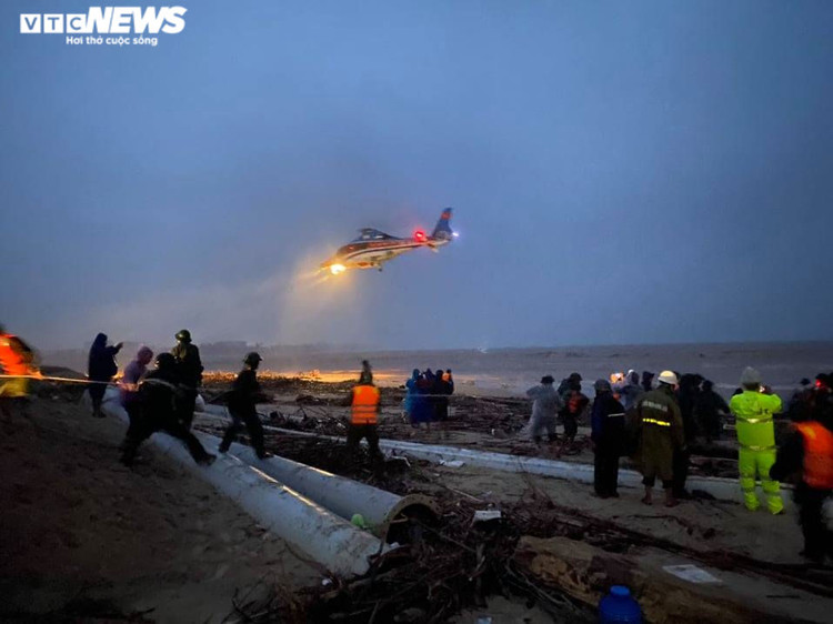 Trực thăng chưa thể cứu người, chỉ tiếp tế lương thực cho 8 thuyền viên gặp nạn - 1