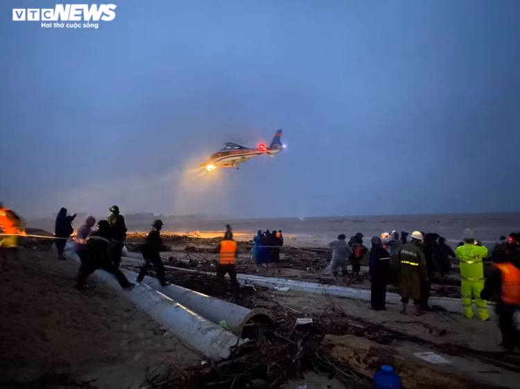 Trực thăng chưa thể cứu người, chỉ tiếp tế lương thực cho 8 thuyền viên gặp nạn - 1