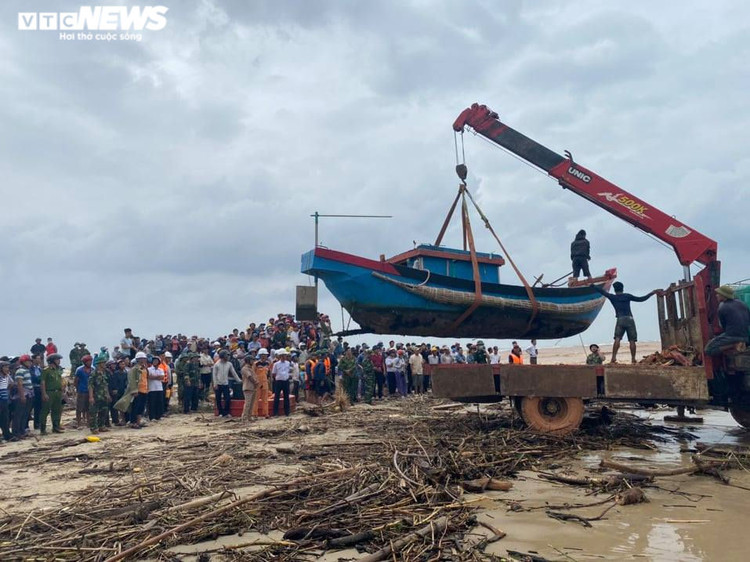 Trực thăng chưa thể cứu người, chỉ tiếp tế lương thực cho 8 thuyền viên gặp nạn - 2