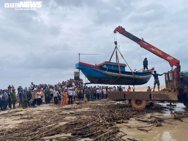 Trực thăng chưa thể cứu người, chỉ tiếp tế lương thực cho 8 thuyền viên gặp nạn - 2